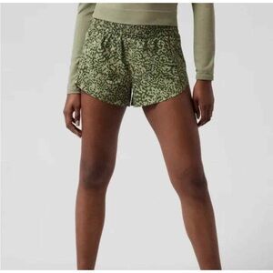 Athleta Green Clouded Leopard Printed Hustle 3” shorts size large